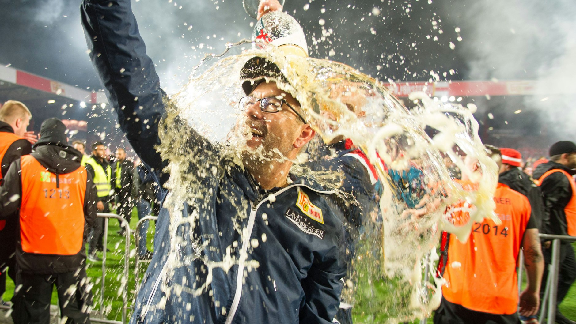 Bierdusche für den Aufstiegstrainer: Unions Urs Fischer feierte den Einzug in die Bundesliga gegen Stuttgart ausgelassen.