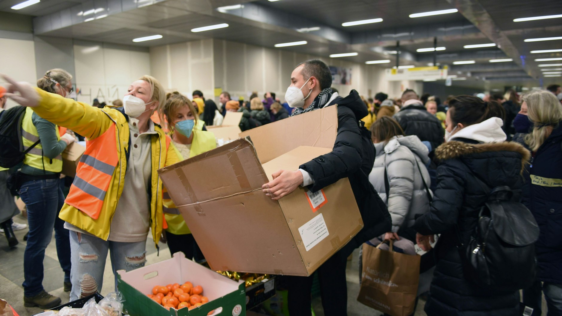 Bisher sind es am Hauptbahnhof Freiwillige, die den ukrainischen Kriegsflüchtlingen helfen.