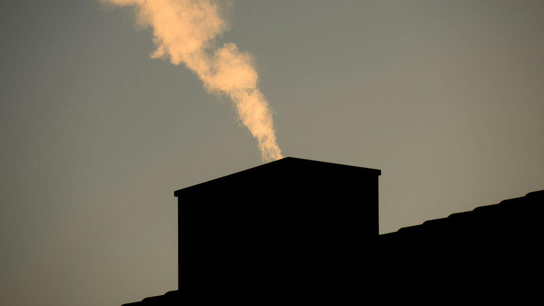 Was hier in Rauch aufgeht, ist nicht nur Erdgas beim Heizen.