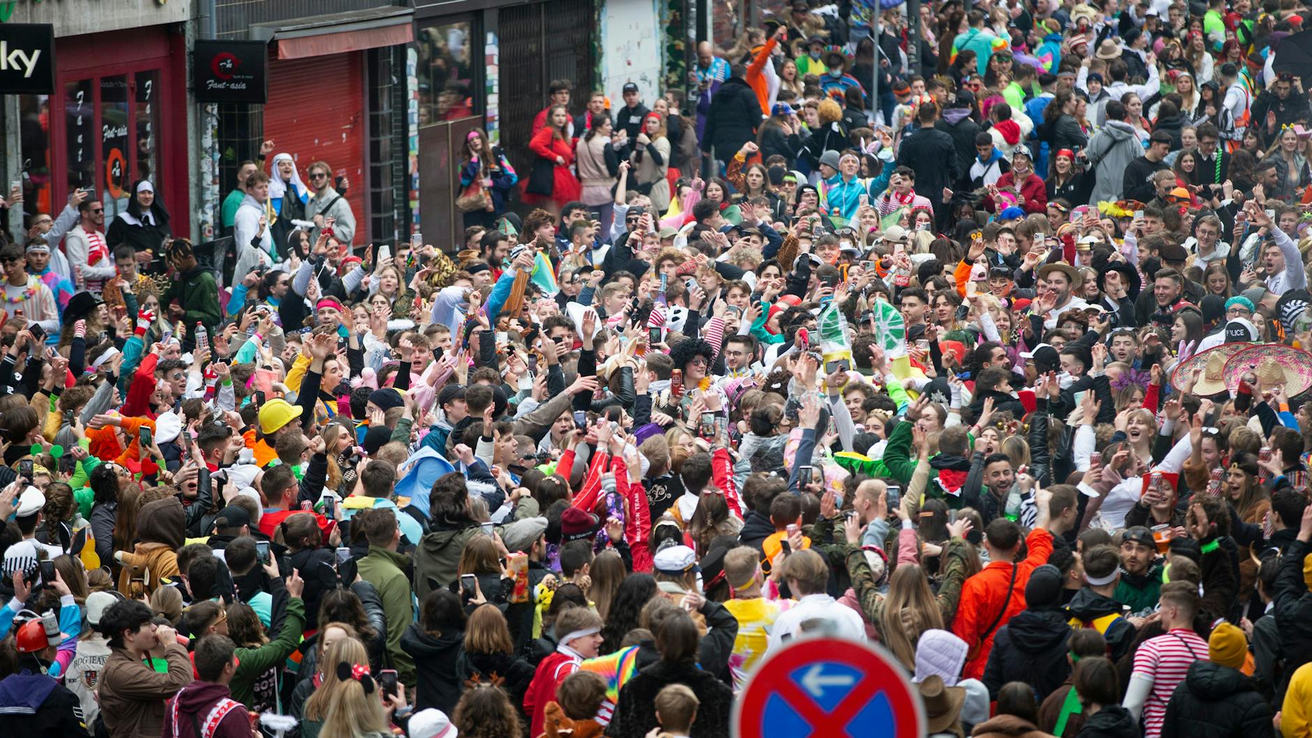 Der Karneval wie hier in Köln hat die Corona-Zahlen steigen lassen.
