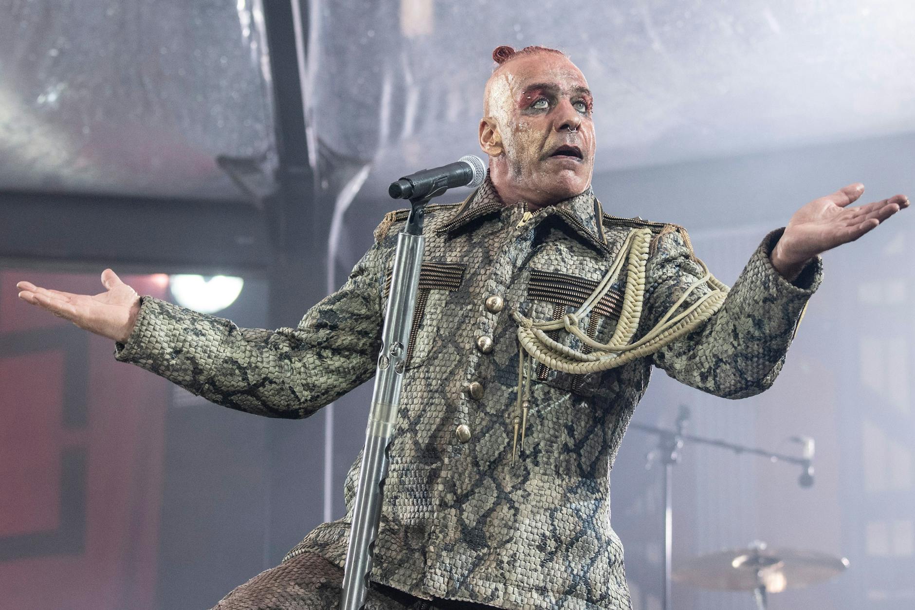 Till Lindemann ist der Frontmann von Rammstein.