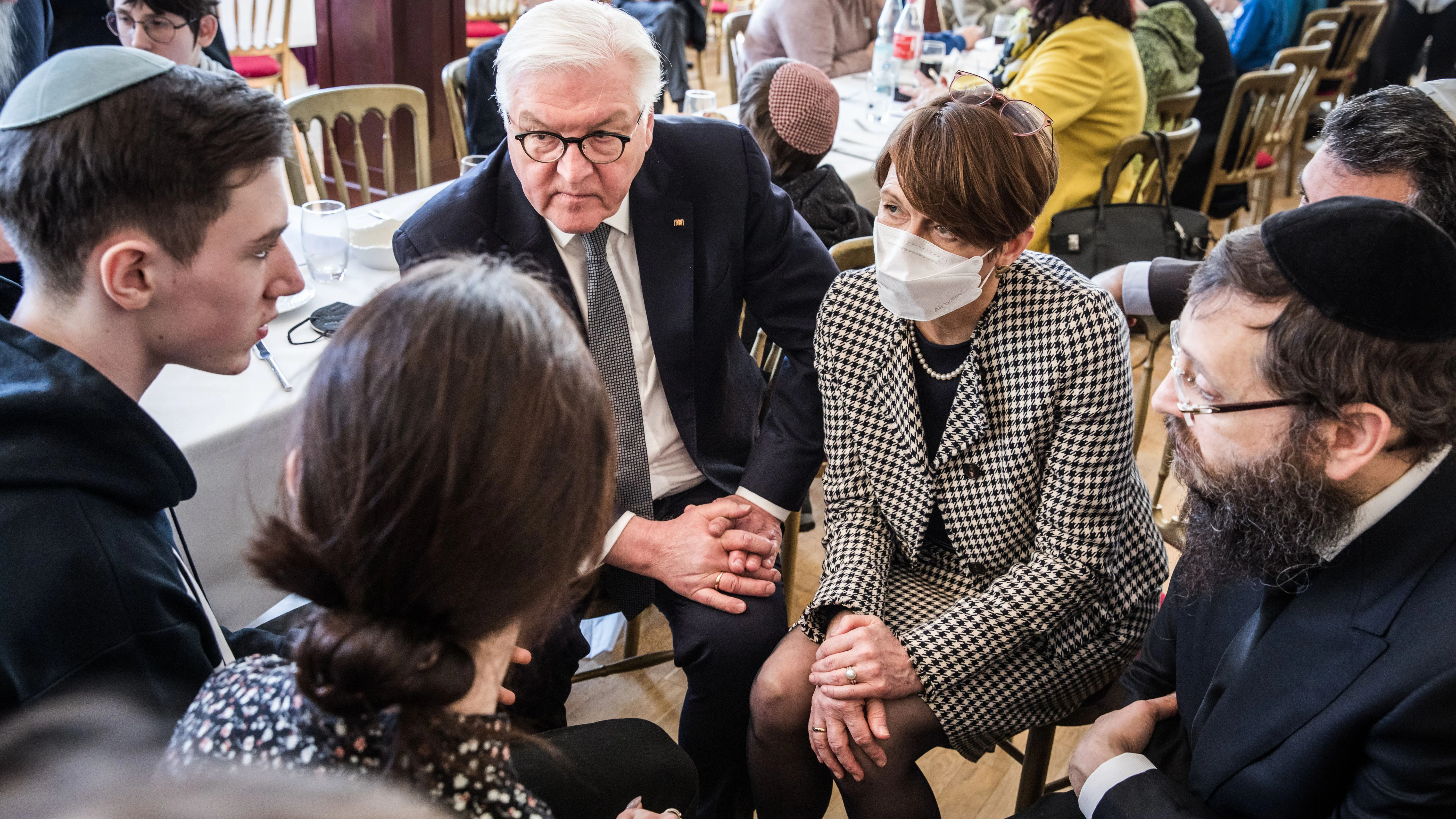Susanna und Yaroslav im Gespräch mit Frank-Walter Steinmeier, Elke Büdenbender und Yehuda Teichtal