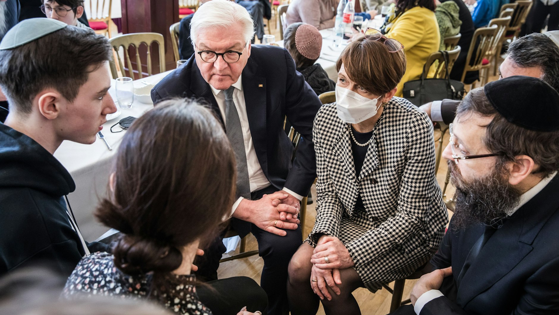 Susanna und Yaroslav im Gespräch mit Frank-Walter Steinmeier, Elke Büdenbender und Yehuda Teichtal