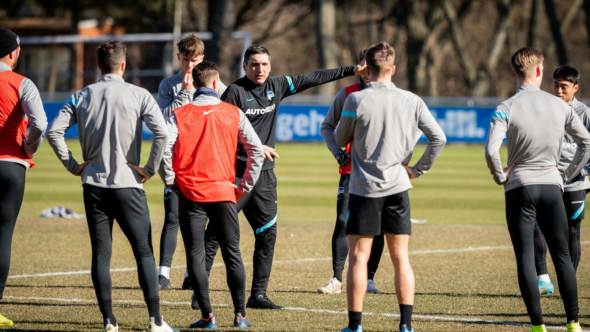 Hertha-Trainer Tayfun Korkut ging mit seinen Spielern vor dem Gladbach-Spiel hart ins Gericht, appellierte auch an deren Ehre.
