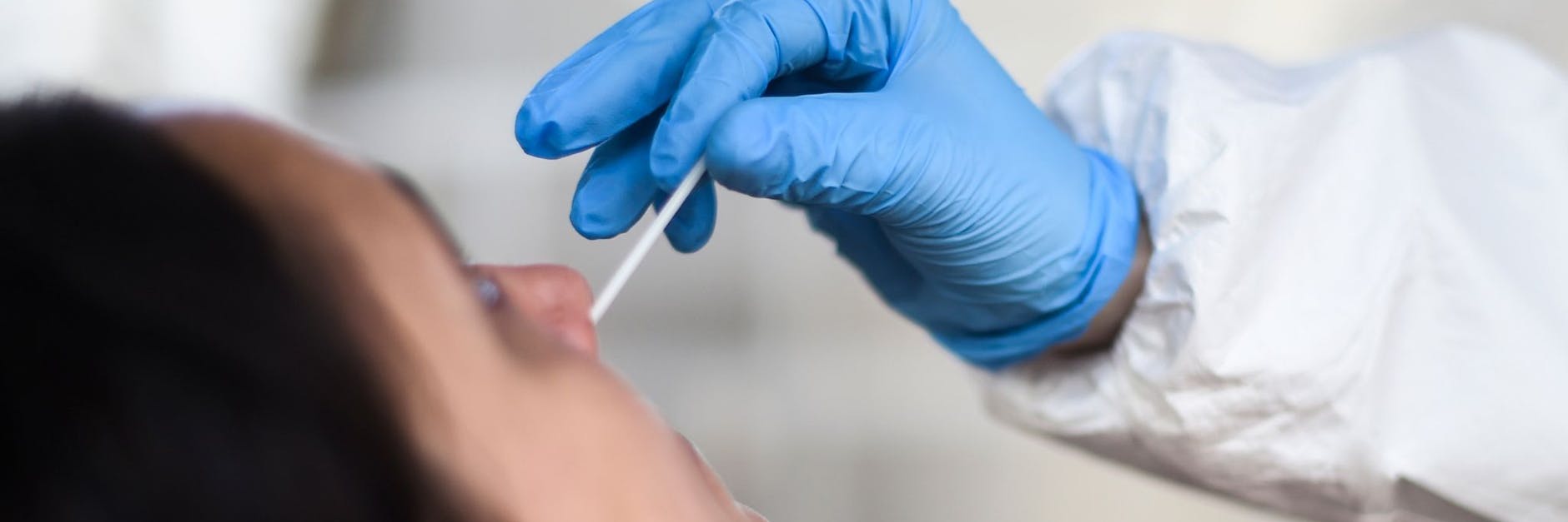 Die Corona-Tests fallen wieder viel häufiger positiv aus.