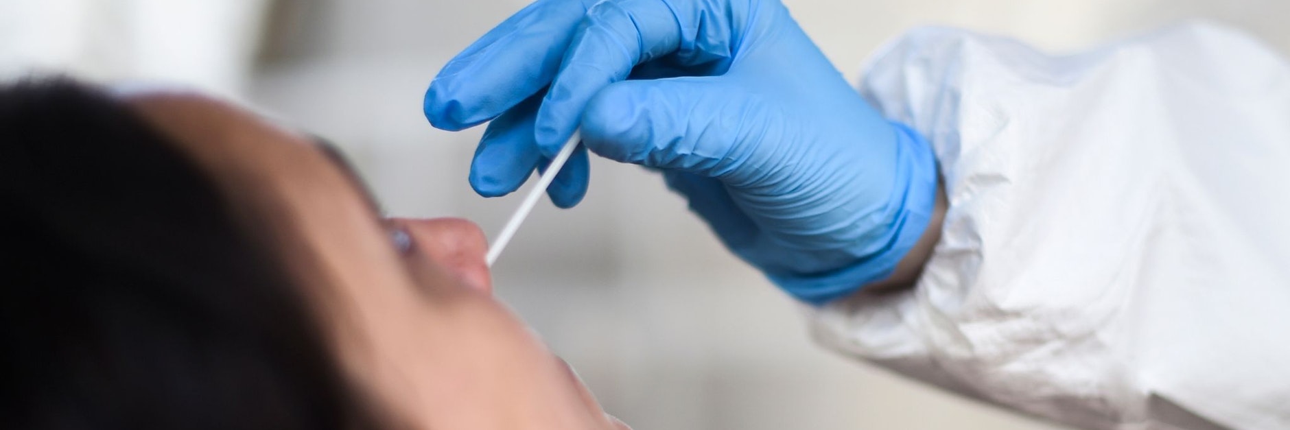 Die Corona-Tests fallen wieder viel häufiger positiv aus.