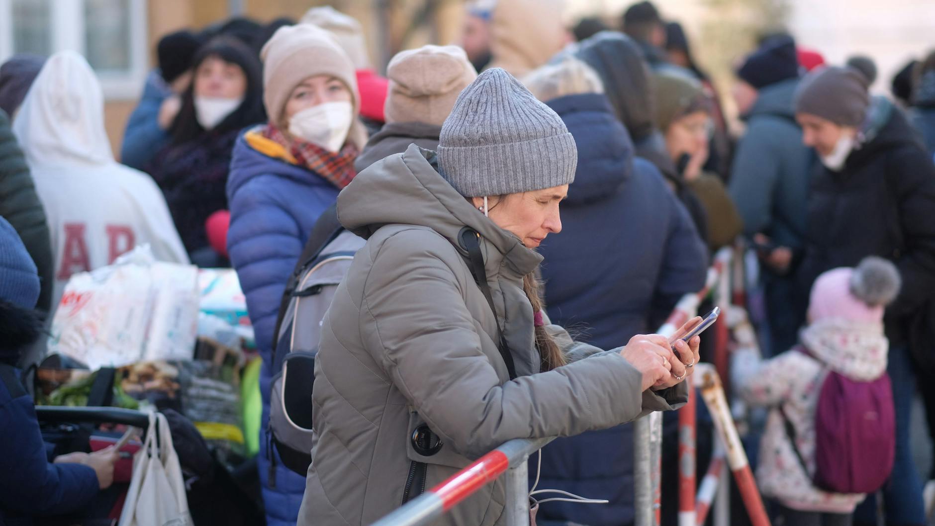 Geflüchtete aus der Ukraine am Ankunftszentrum in Reinickendorf.