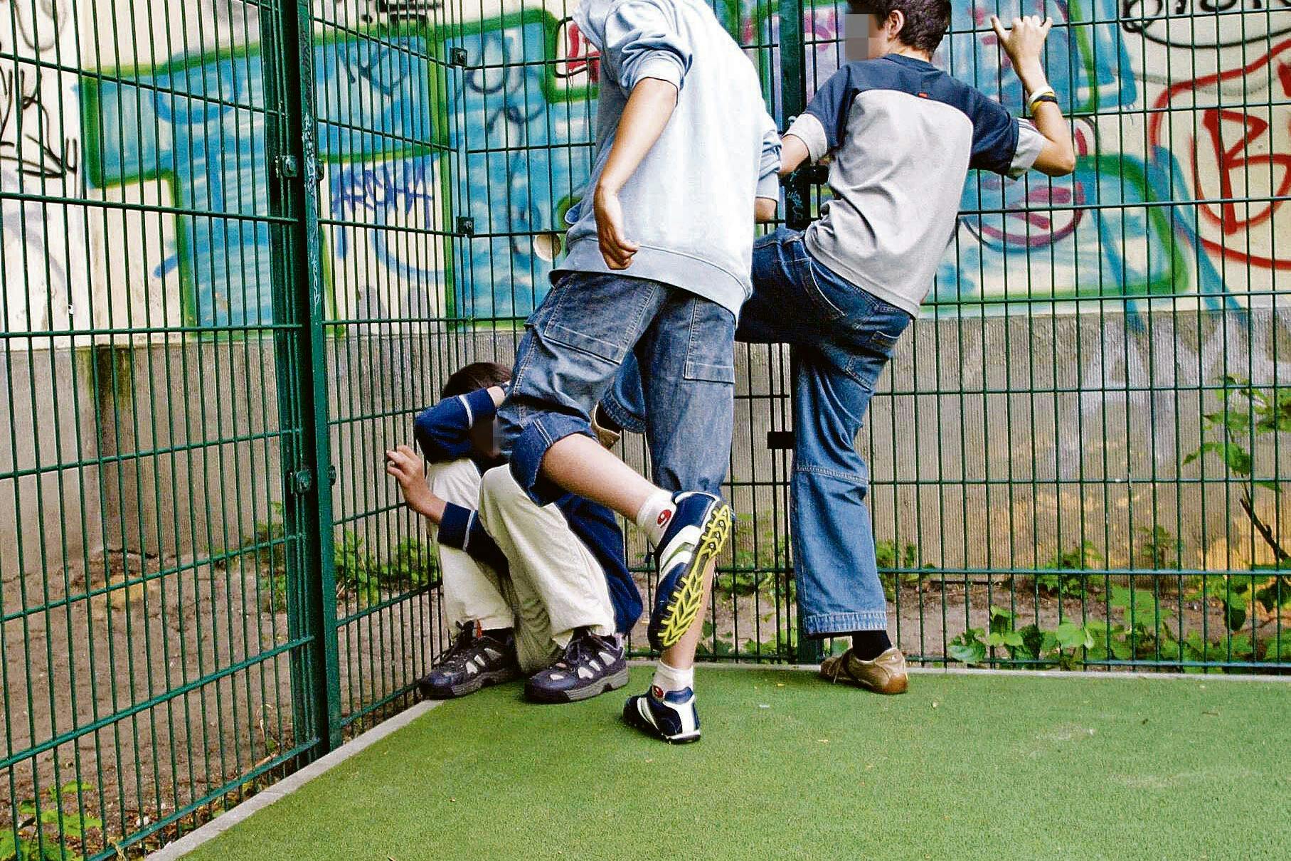 Schlägerei auf dem Schulhof: In Berlin will der Senat mehr in die Arbeit gegen Jugendgewalt investieren. 