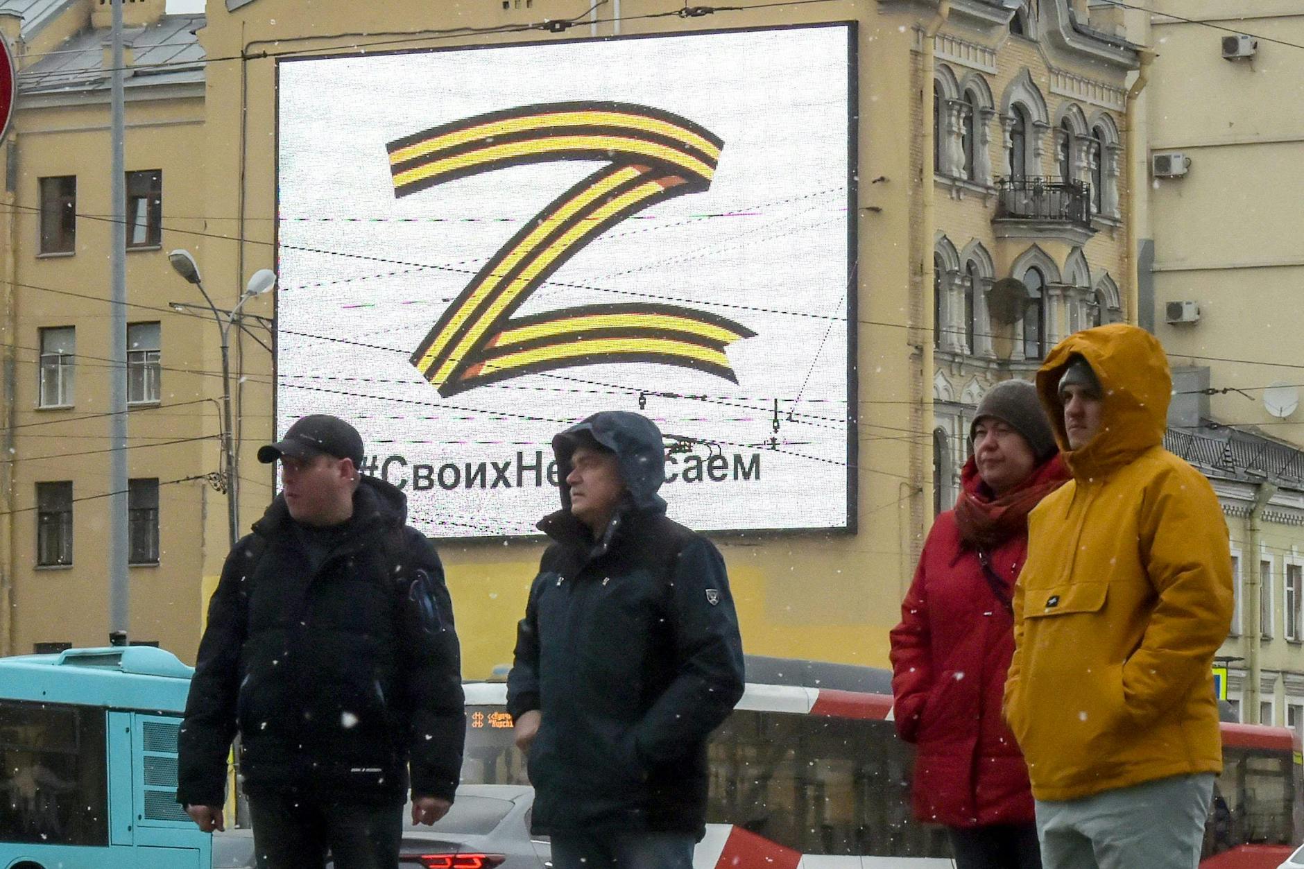 Ein Plakat mit einem riesigen Z in den Farben des Sankt-Georgs-Bands an einer Hauswand in Sankt Petersburg