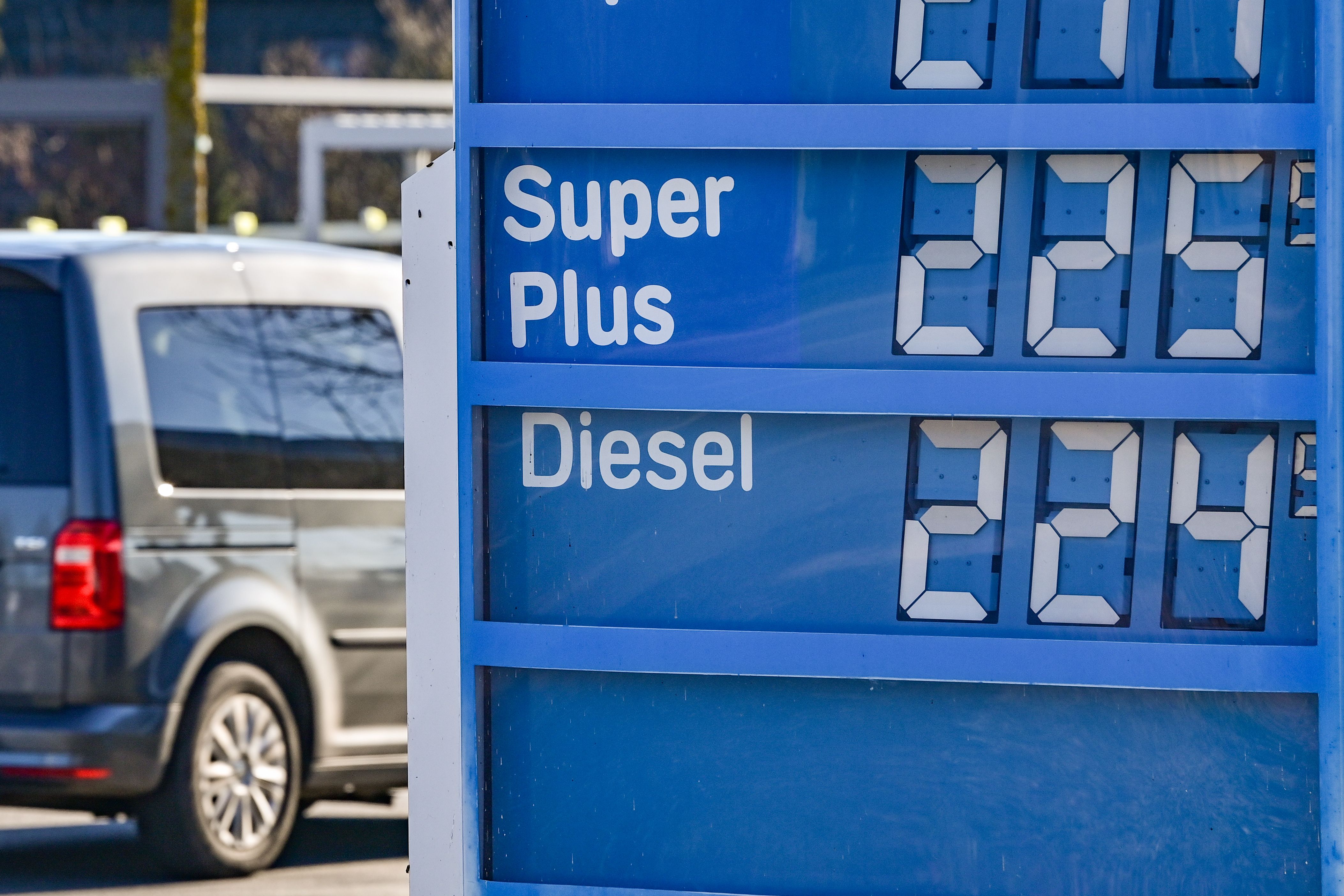 Autofahrer verzweifeln – Spritpreise jetzt über zwei Euro je Liter