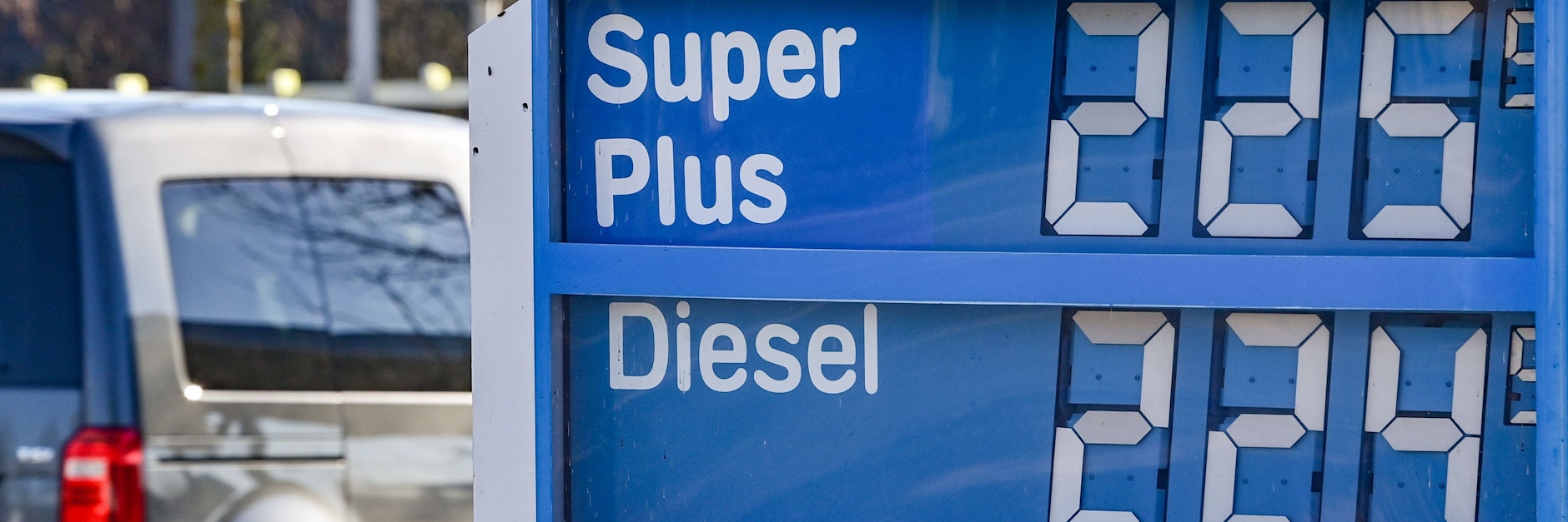 Anzeigentafel an der Tankstelle - man mag nicht mehr hinschauen.