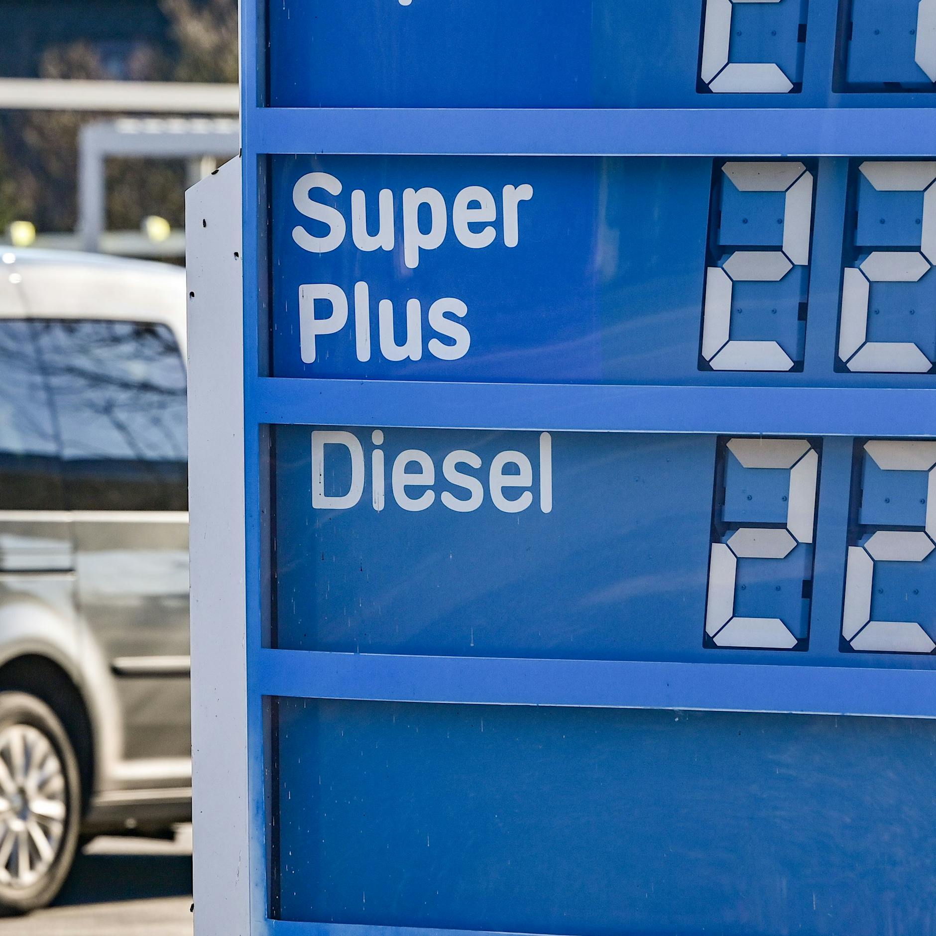 Autofahrer verzweifeln – Spritpreise jetzt über zwei Euro je Liter