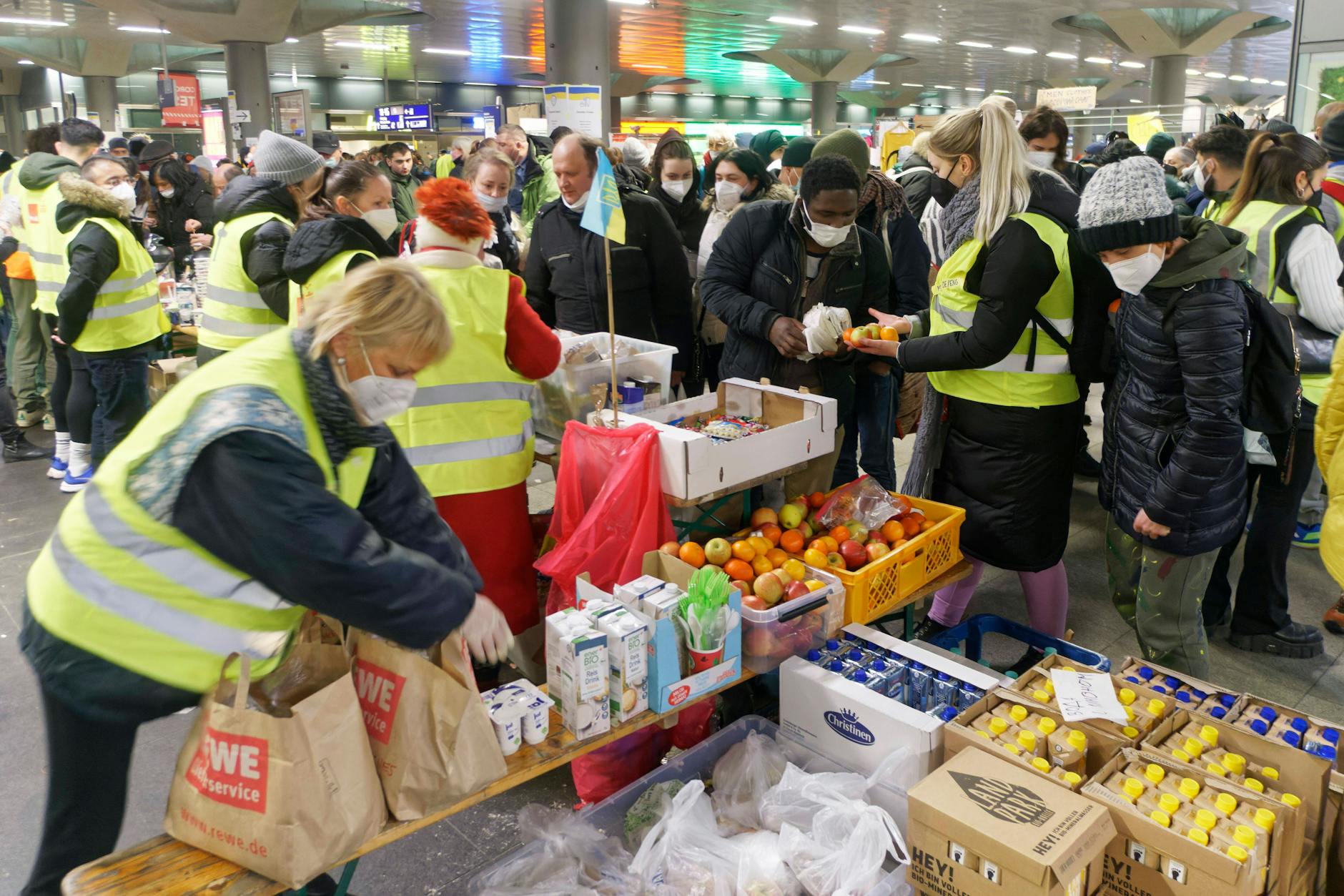 Freiwillige Helfer verteilen Hilfsgüter an Flüchtlinge aus der Ukraine am Berliner Hauptbahnhof.