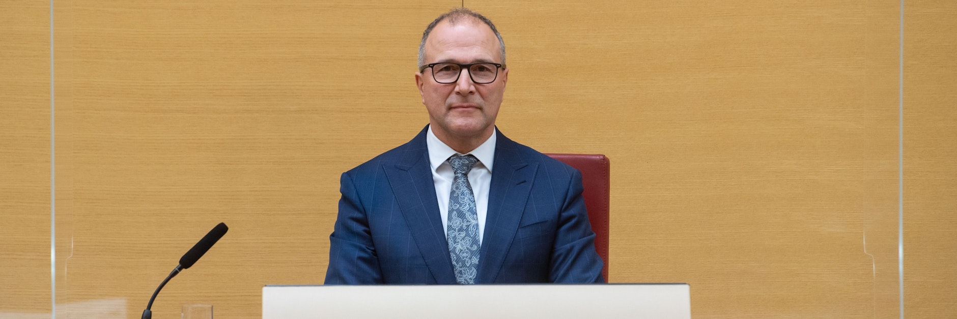 Alexander Hold, Vizepräsident des bayerischen Landtages, sitzt bei einem Fototermin im Plenarsaal des Landtags auf seinem Platz.