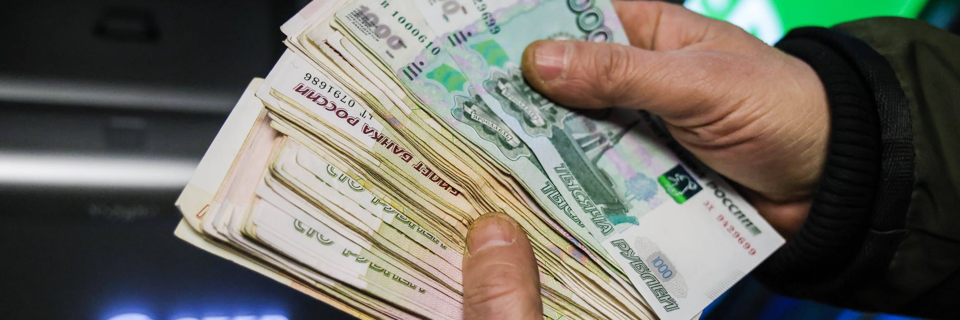 Viel Papier: Der russische Rubel ist gegenüber Dollar und Euro fast nichts mehr wert.