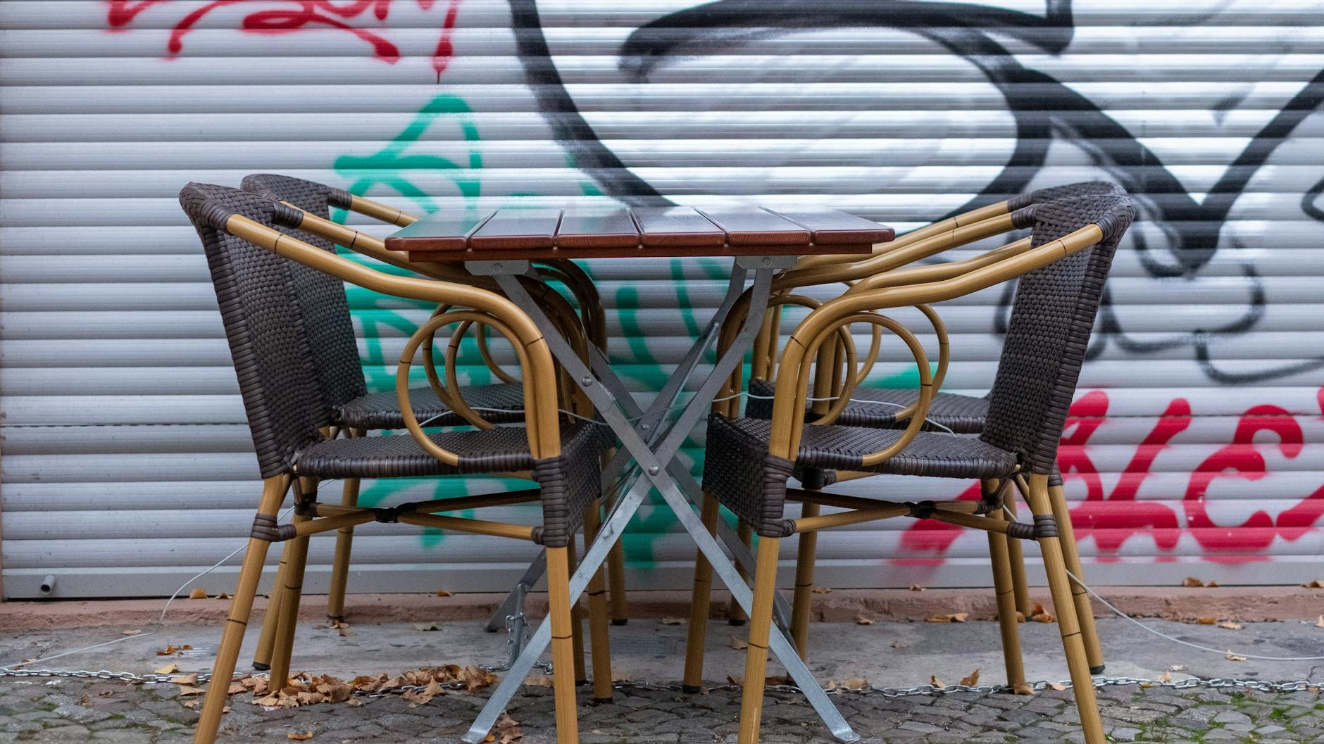 Tische und Stühle vor einem geschlossenen Restaurant in Berlin-Prenzlauer Berg – bleibt uns dieses Bild, bleiben uns Masken und die Möglichkeit zu 2G dauerhaft und immer wieder erhalten?