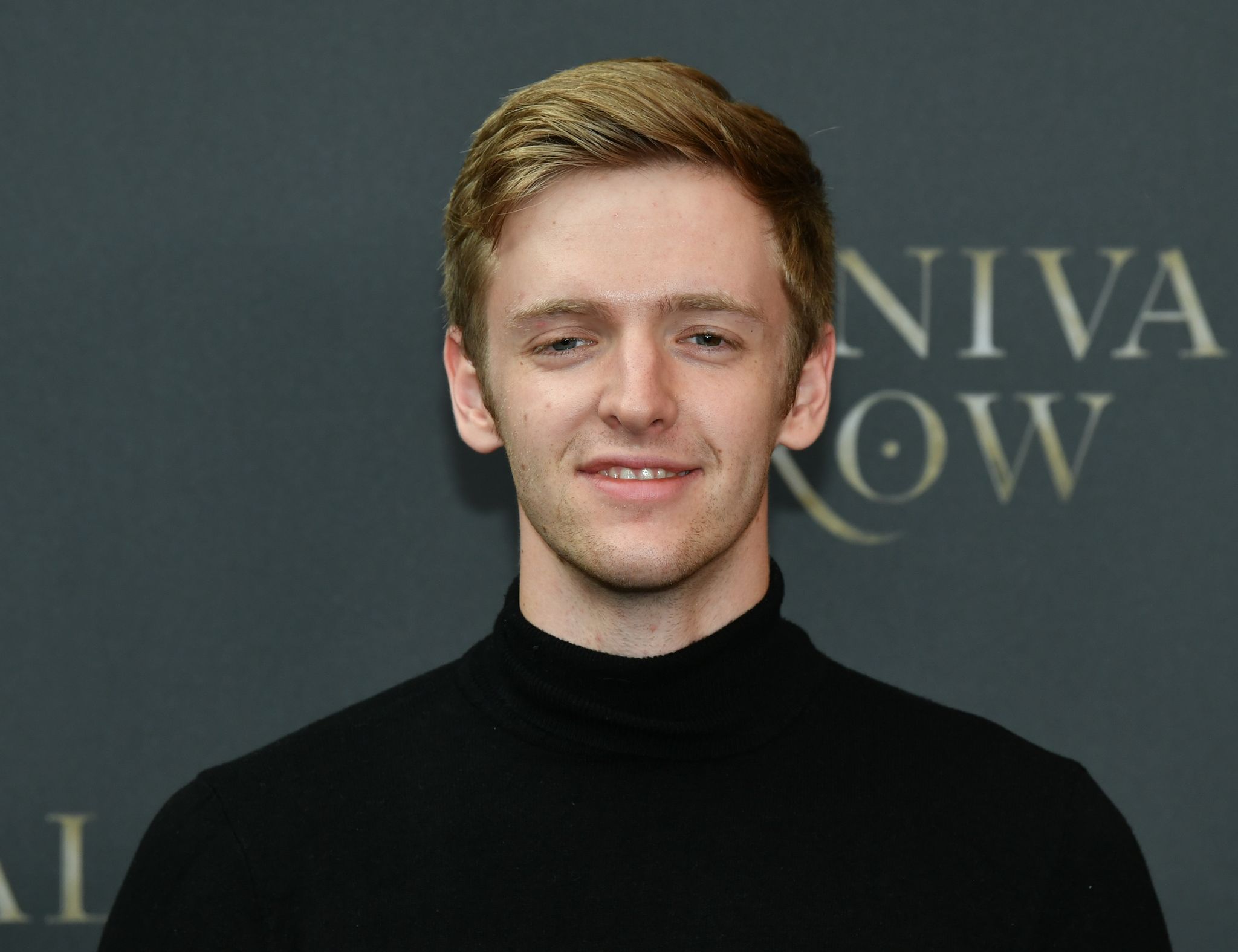 Schauspieler Timur Bartels nimmt älteres Ehepaar aus Ukraine auf