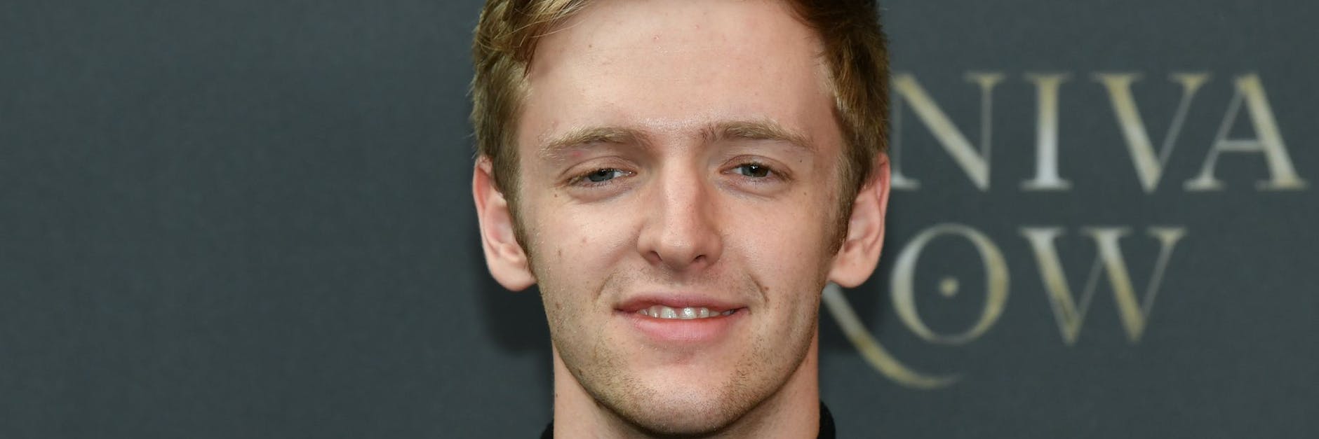 Schauspieler Timur Bartels zeigt Herz