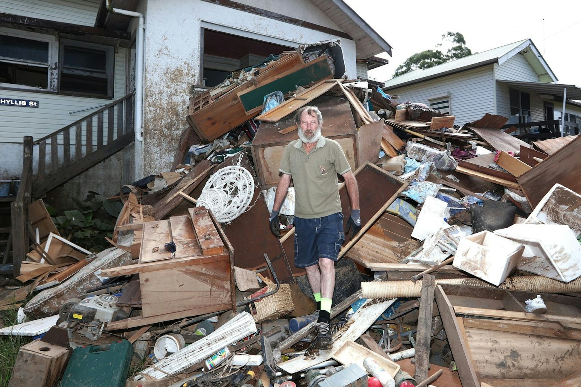 Ein Mann vor den Trümmern seines Hauses in Lismore.