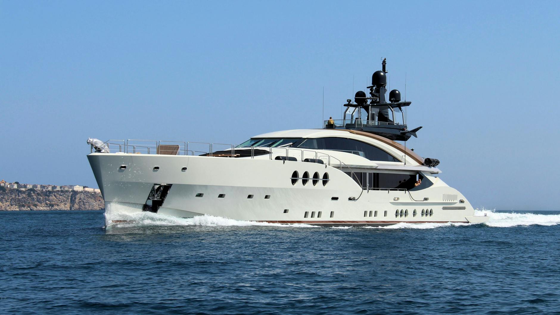 Die 65 Meter lange Motorjacht „Lady M“: Italienische Behörden beschlagnahmten die Jacht des russischen Eigners Alexei Mordaschow am 4. März 2022 im Hafen von Imperia.