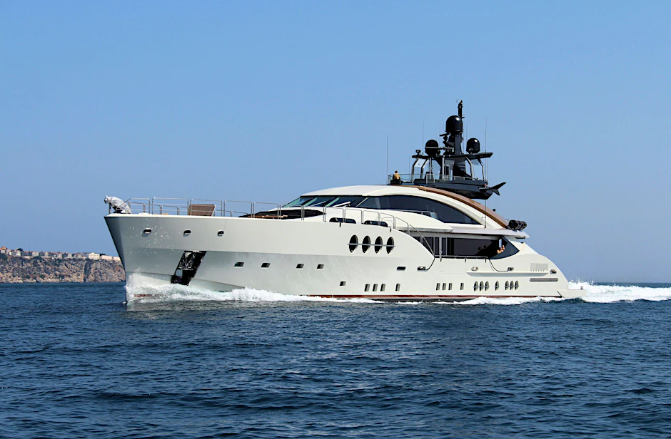 Die 65 Meter lange Motorjacht „Lady M“: Italienische Behörden beschlagnahmten die Jacht des russischen Eigners Alexei Mordaschow am 4. März 2022 im Hafen von Imperia.