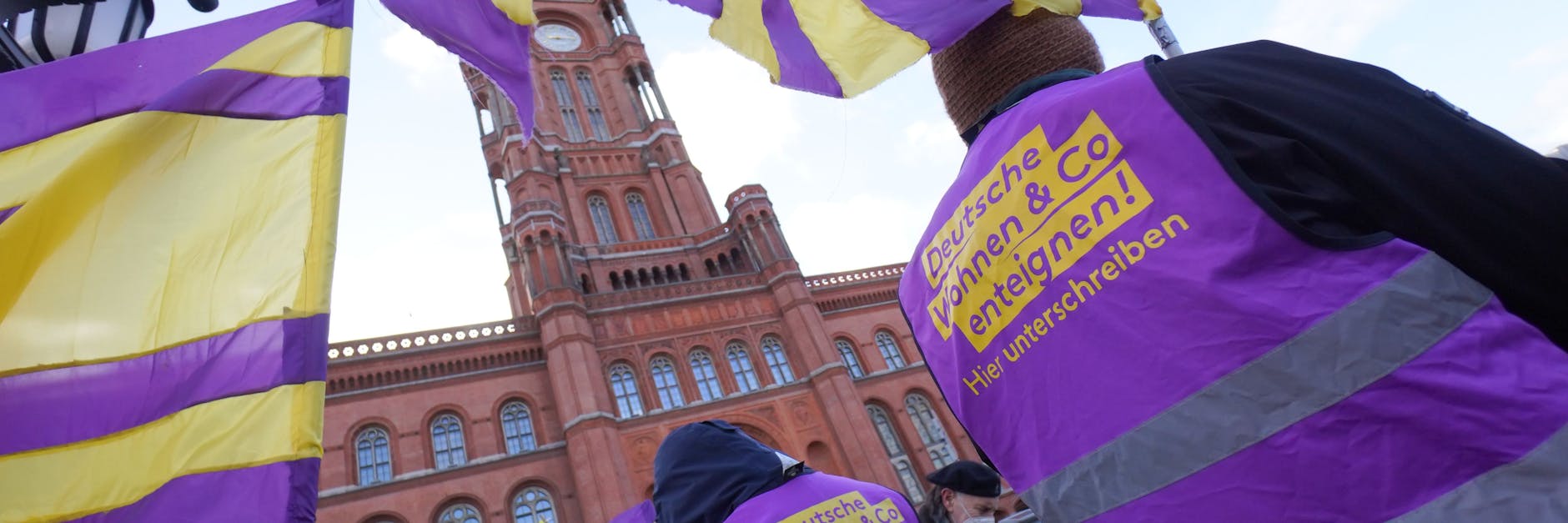 Eine Protestkundgebung von Deutsche Wohnen und Co. enteignen findet vor dem Roten Rathaus statt, während im Rathaus das zweite Treffen des Bündnisses für Wohnungsneubau und bezahlbares Wohnen stattfindet.