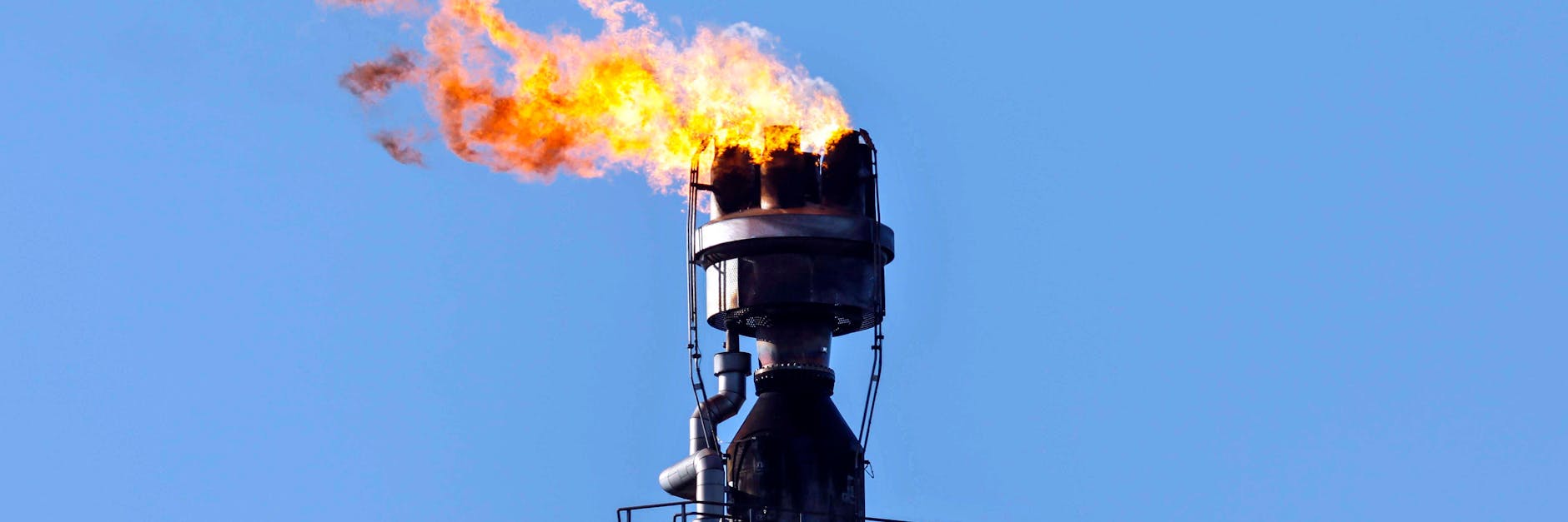 PCK Raffinerie Schwedt - Überschüssiges Gas aus der Rohölverarbeitung der PCK-Raffinerie GmbH in Schwedt wird verbrannt. Über die Pipeline Freundschaft wird die PCK Raffinerie mit Rohöl aus Russland versorgt.