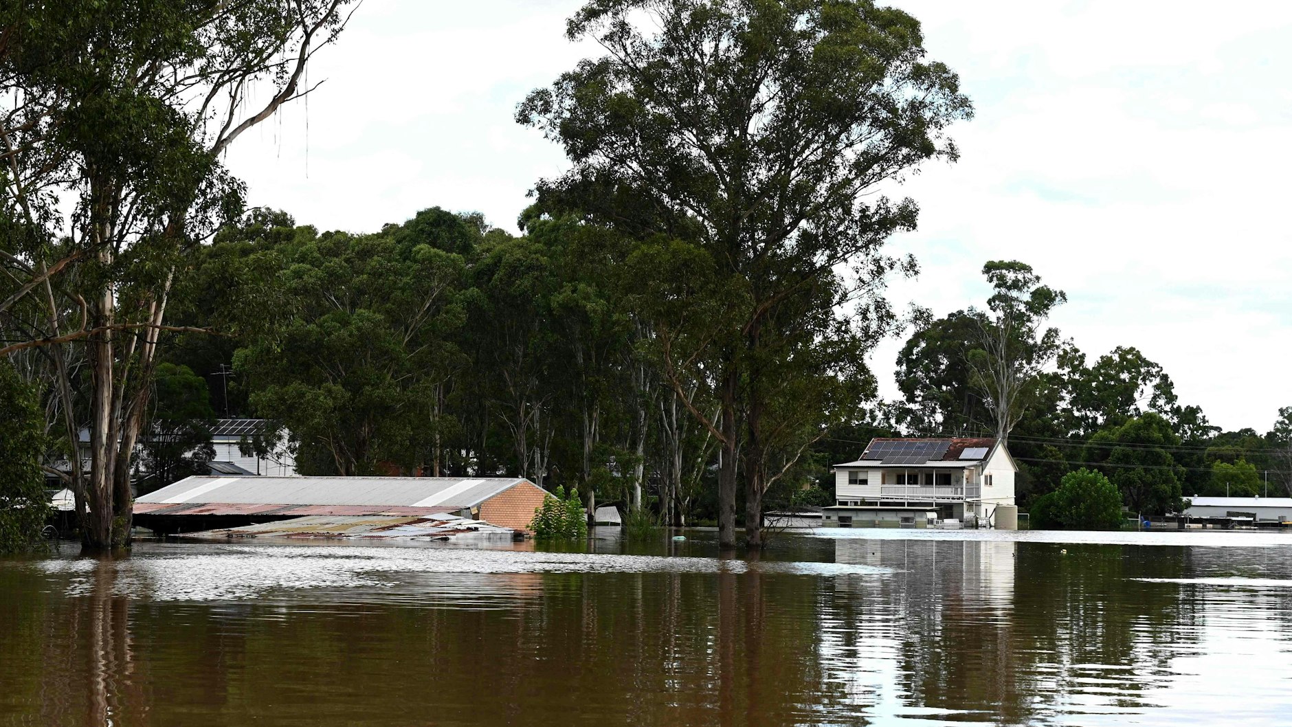 Ein Haus steht komplett unter Wasser, nachdem der Fluss Hawkesbury in einem Vorort von Sydney über die Ufer getreten ist.