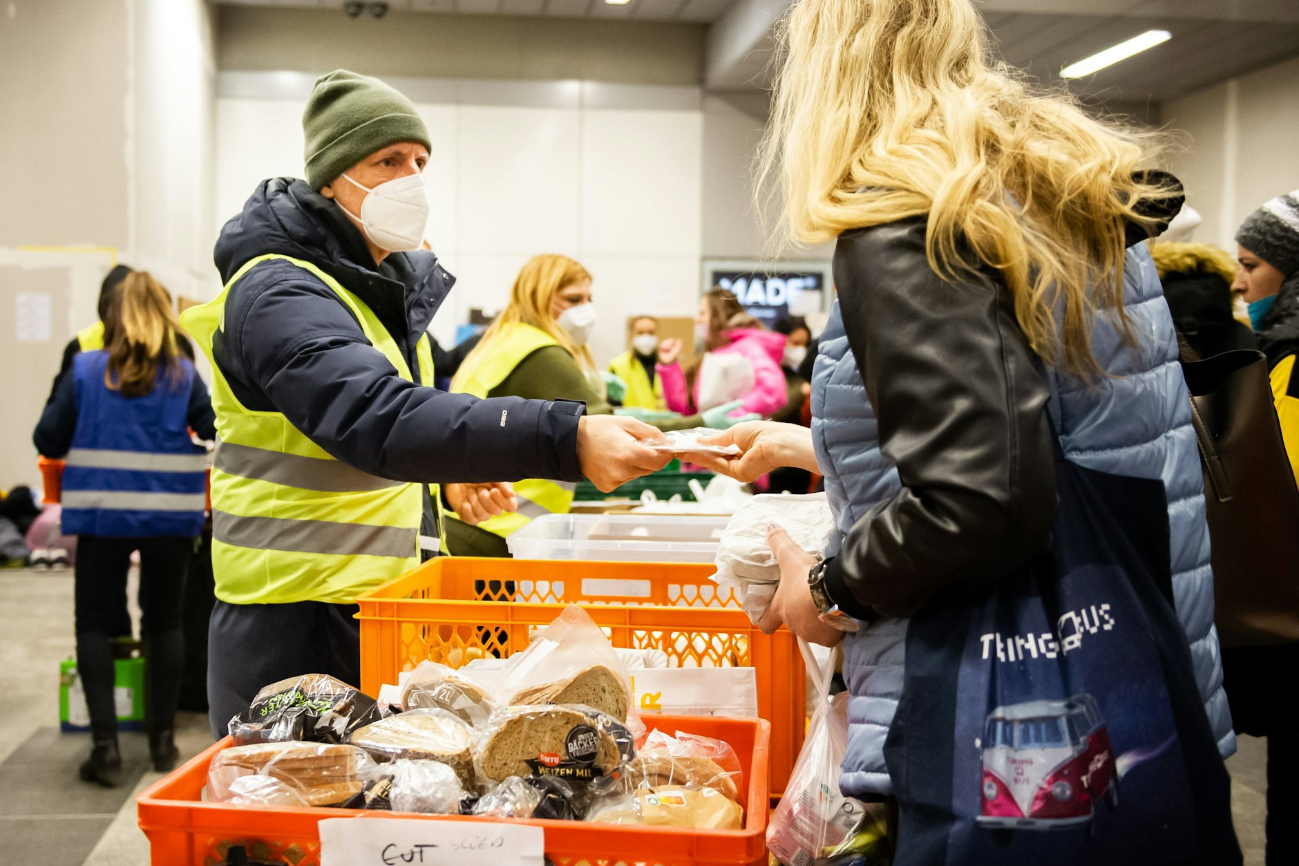 Der Schauspieler Philippe Brenninkmeyer (l.) verteilt am Mittwoch im Berliner Hauptbahnhof Essen.