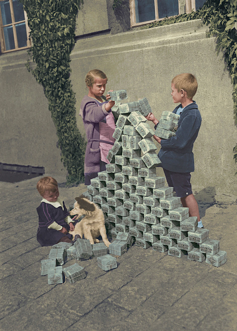 Kinder spielen mit Geldscheinen, 1923.