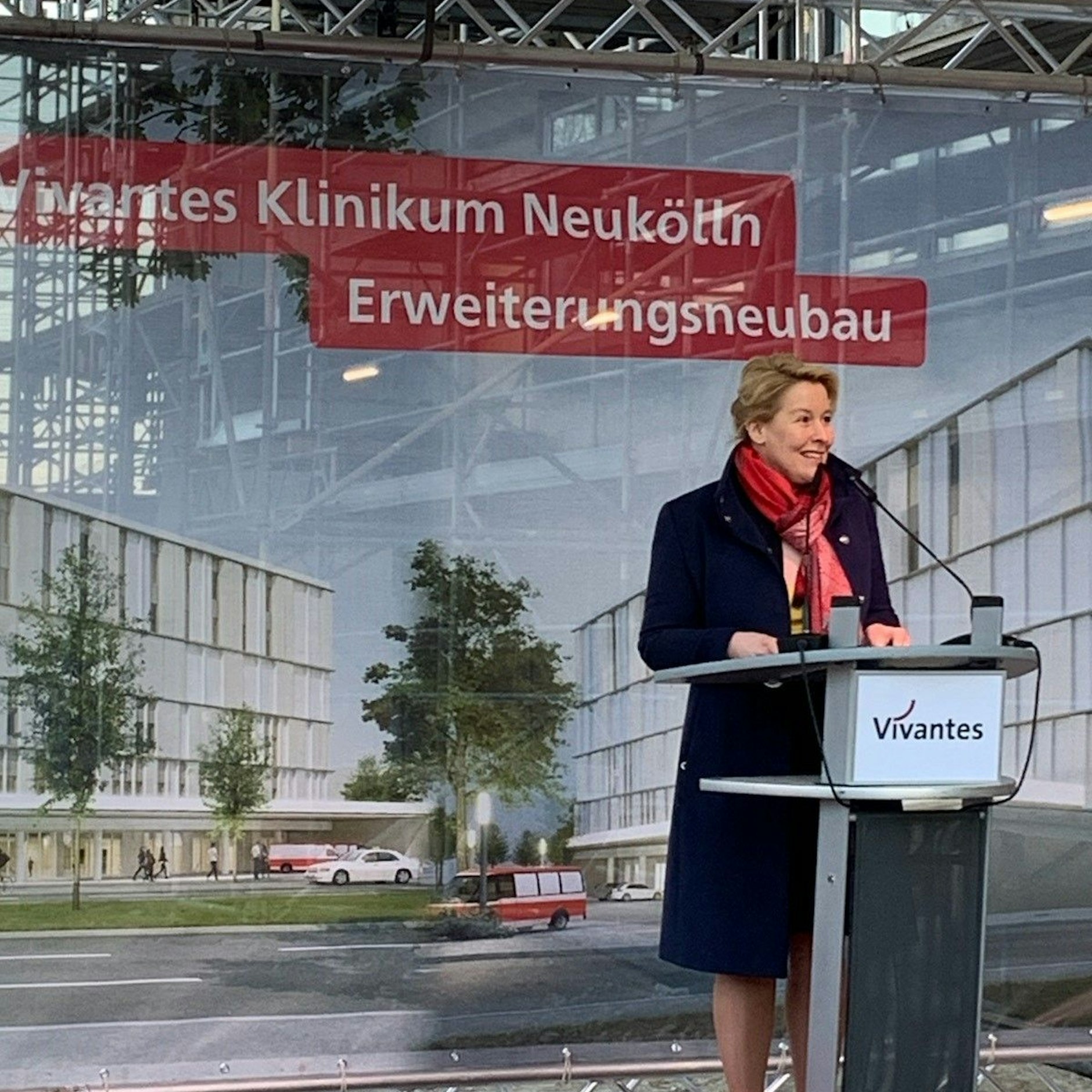 Die Regierende Bürgermeisterin Franziska Giffey (SPD) erzählte beim Richtfest am Krankenhaus Neukölln: Hier habe ich meinen Sohn zur Welt gebracht.