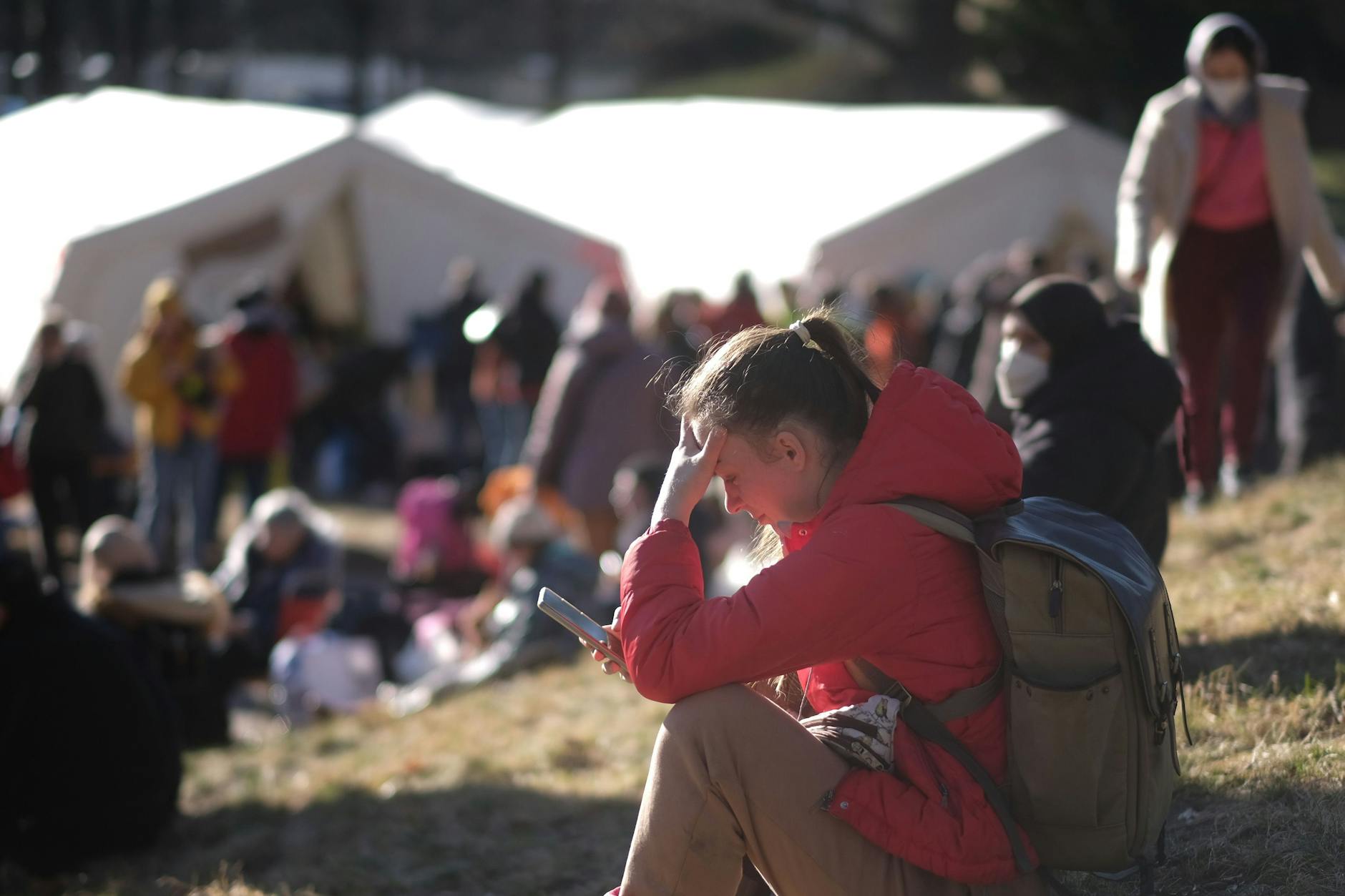 Flüchtlinge aus der Ukraine warten am Ankunftszentrum Reinickendorf.