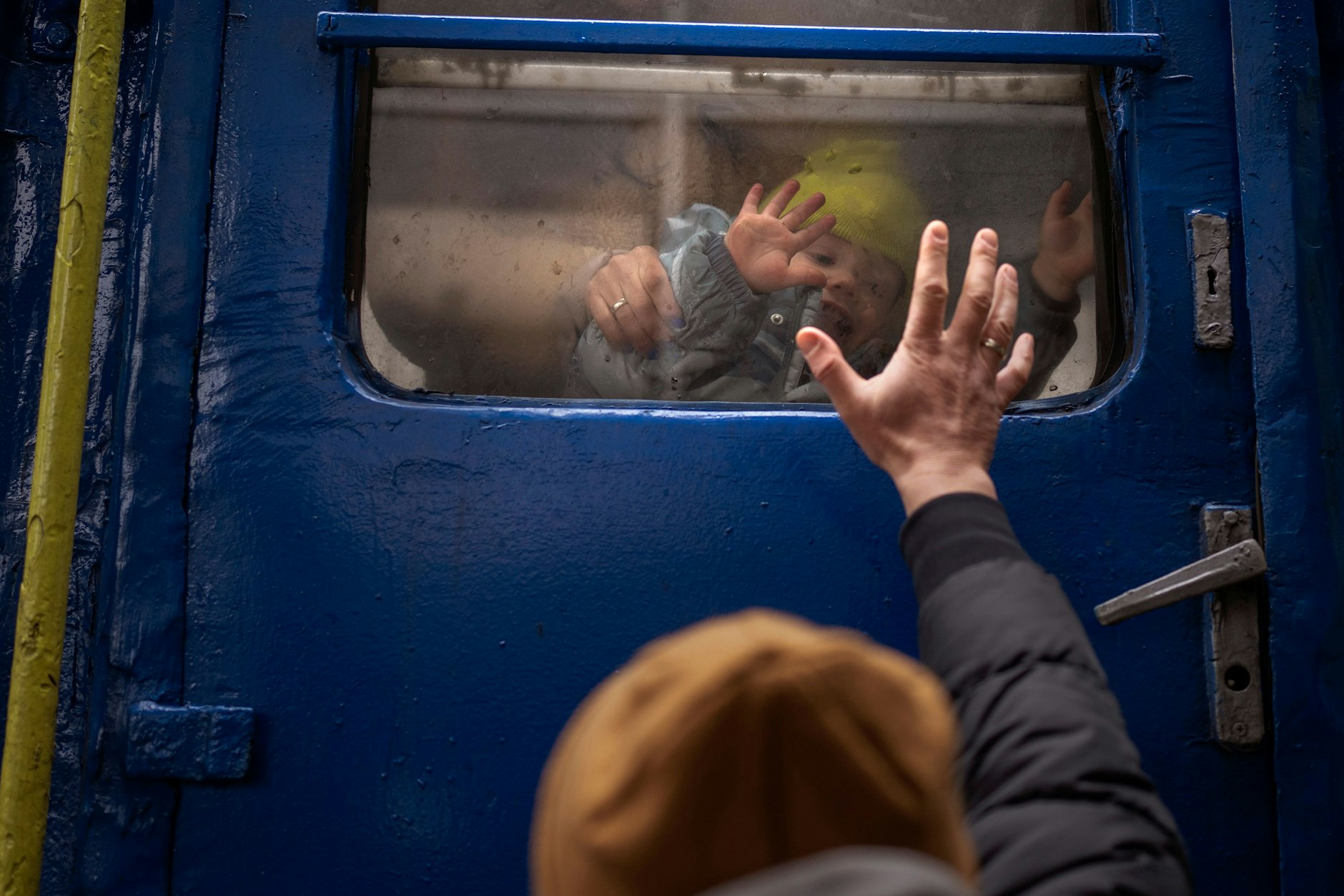 Ein Vater verabschiedet seinen Sohn und seine Frau auf dem Bahnhof in Kyjiw