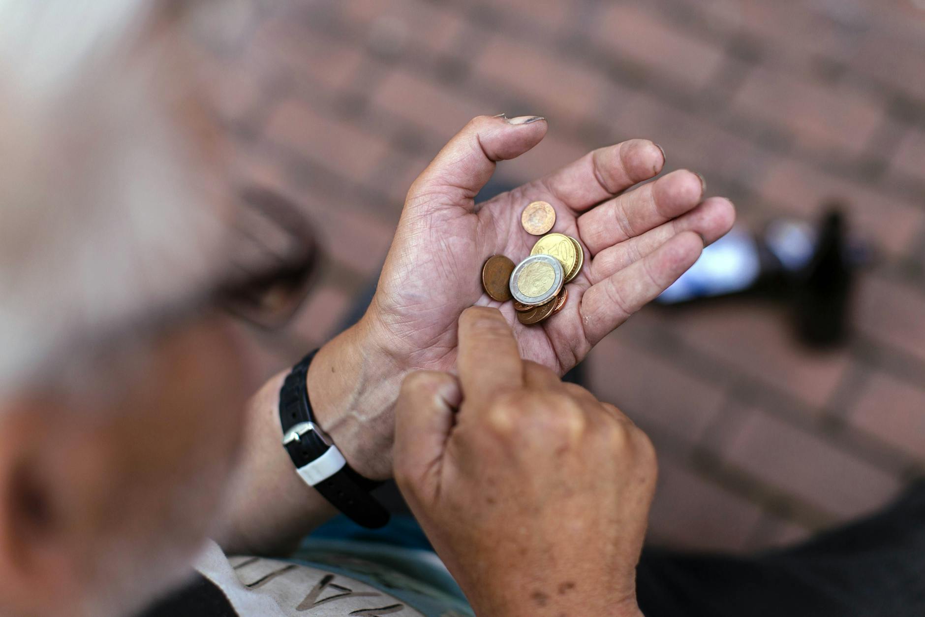 Ein Mann zählt sein Hartgeld. Immer mehr Deutsche leben unter der Armutsgrenze.