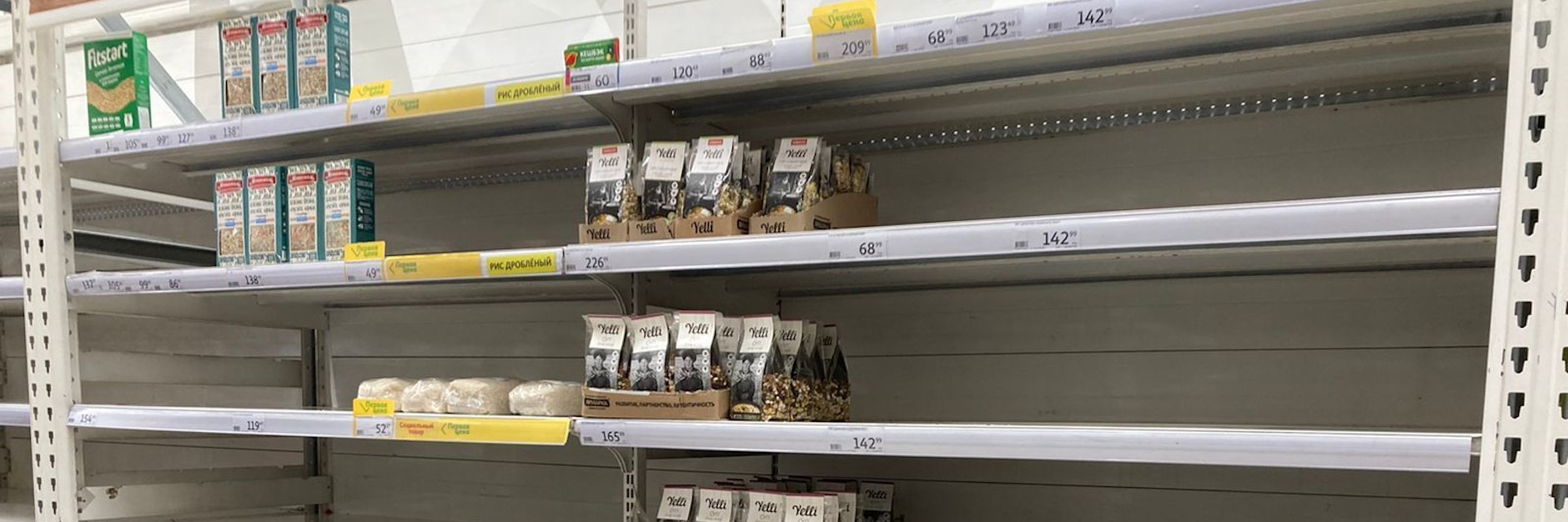 Leere Regale in einem Supermarkt in Moskau. Bürger Russlands werden von den Sanktionen hart getroffen.