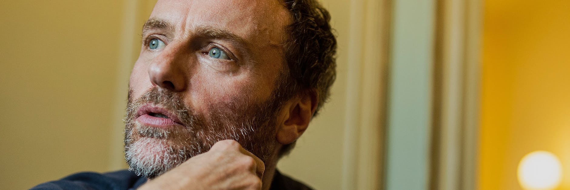 Mark Waschke während eines Interviews im Café Einstein in Berlin