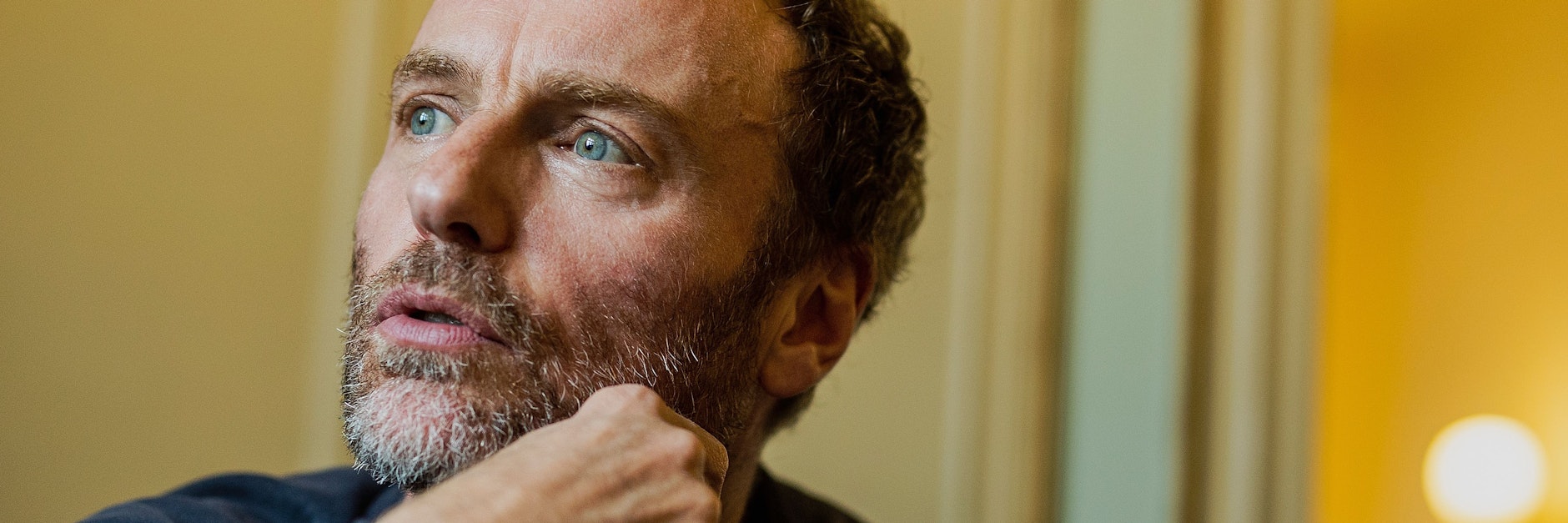 Mark Waschke während eines Interviews im Café Einstein in Berlin