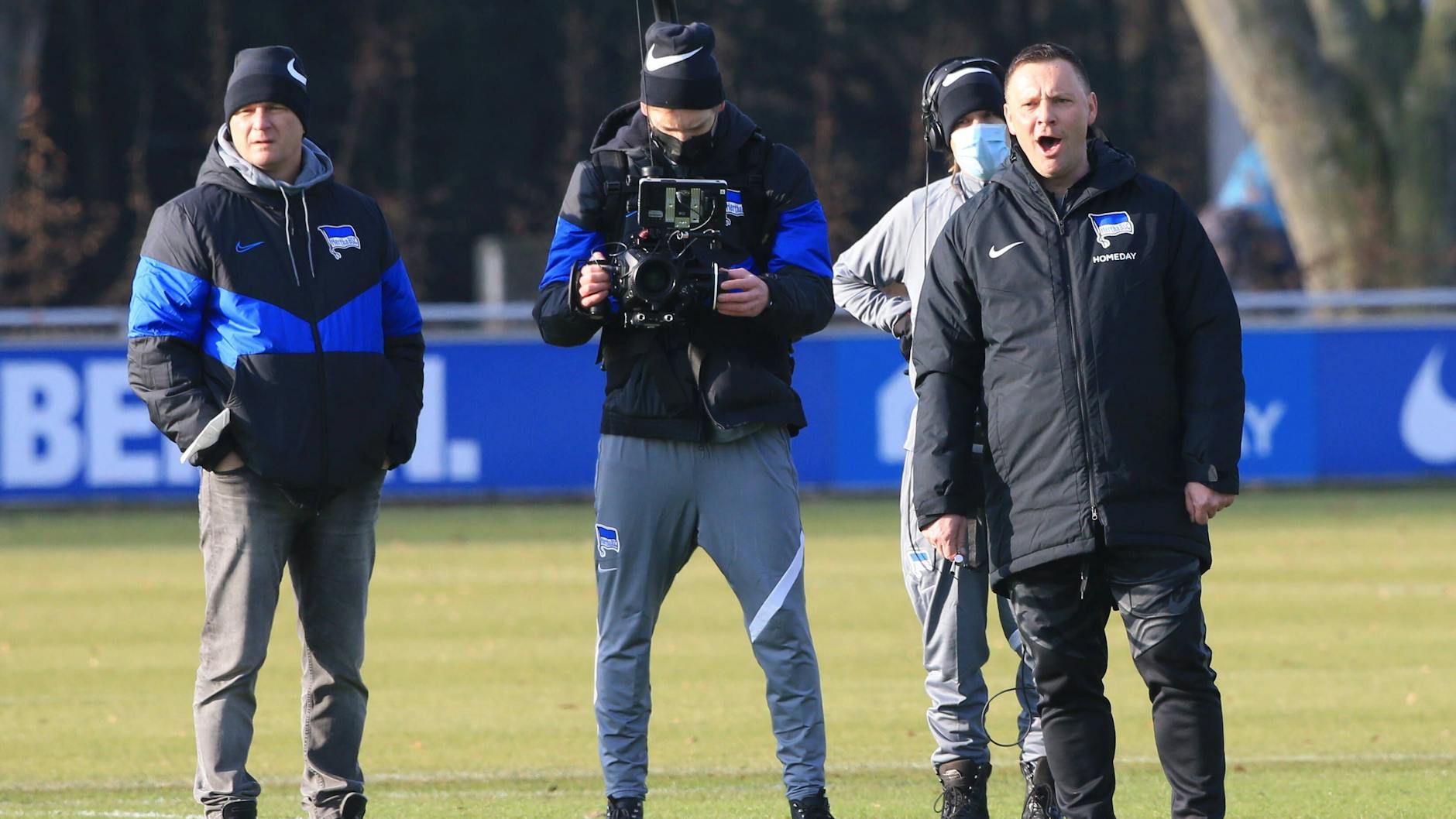 Axel Kruse (l.) betreute das Filmteam, das seit Sommer 2020 eine Dokumentation über Hertha BSC drehte.