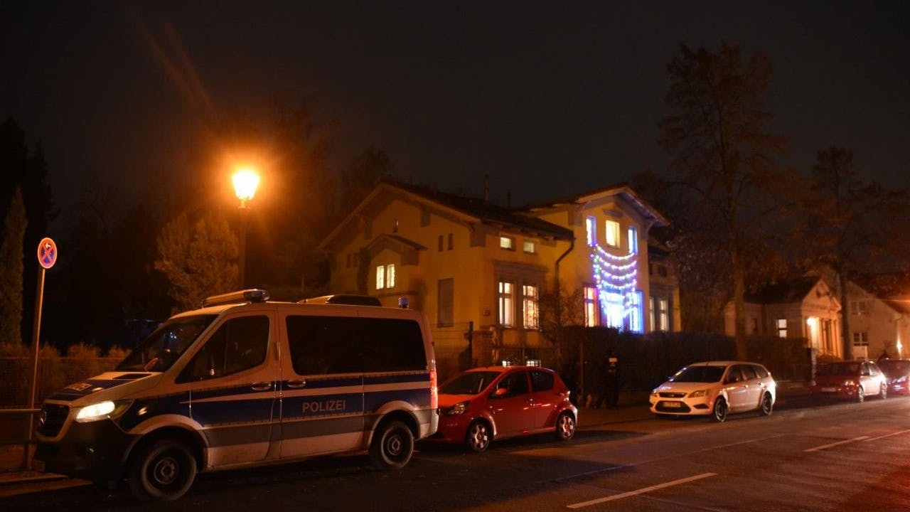 Eine Polizei-Razzia vor der Villa in Buckow im November 2021.