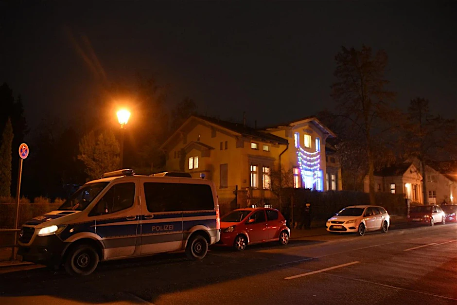 Eine Polizei-Razzia vor der Villa in Buckow im November 2021.