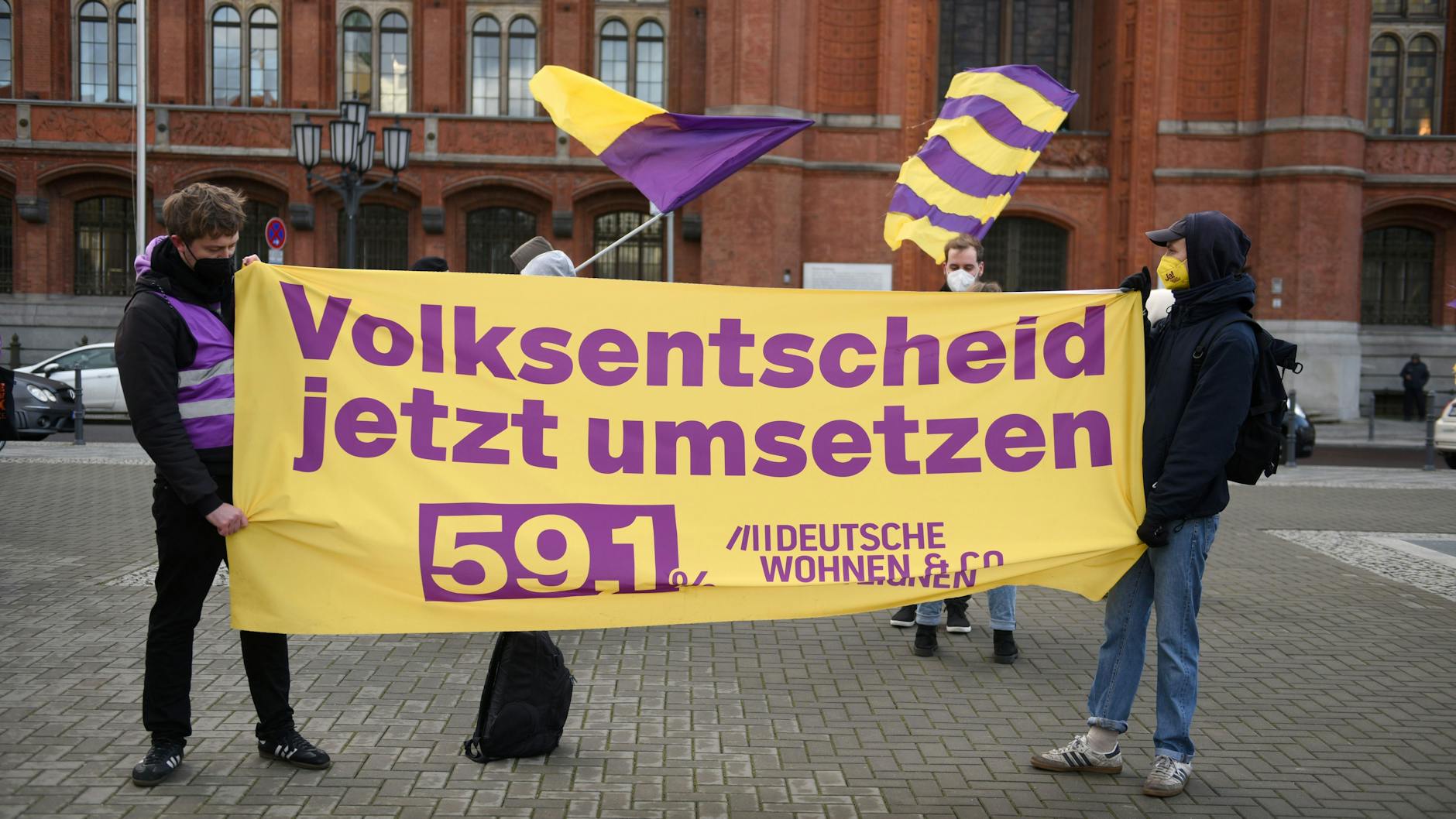 Werben für die Vergesellschaftung: Unterstützer der Initiative Deutsche Wohnen und Co enteignen bei einer Demonstration vor dem Roten Rathaus. Die Initiative zählt bei den 59,1 Prozent Zustimmung nur die gültigen Stimmen.
