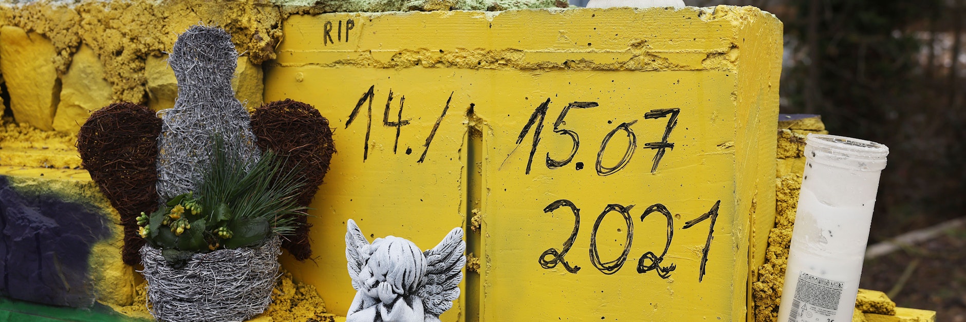 Ein Gedenkstein steht rund ein halbes Jahr nach dem Hochwasser in Schleiden-Gemünd am Ufer der Urft und erinnert an einen in der Flutnacht Verstorbenen.