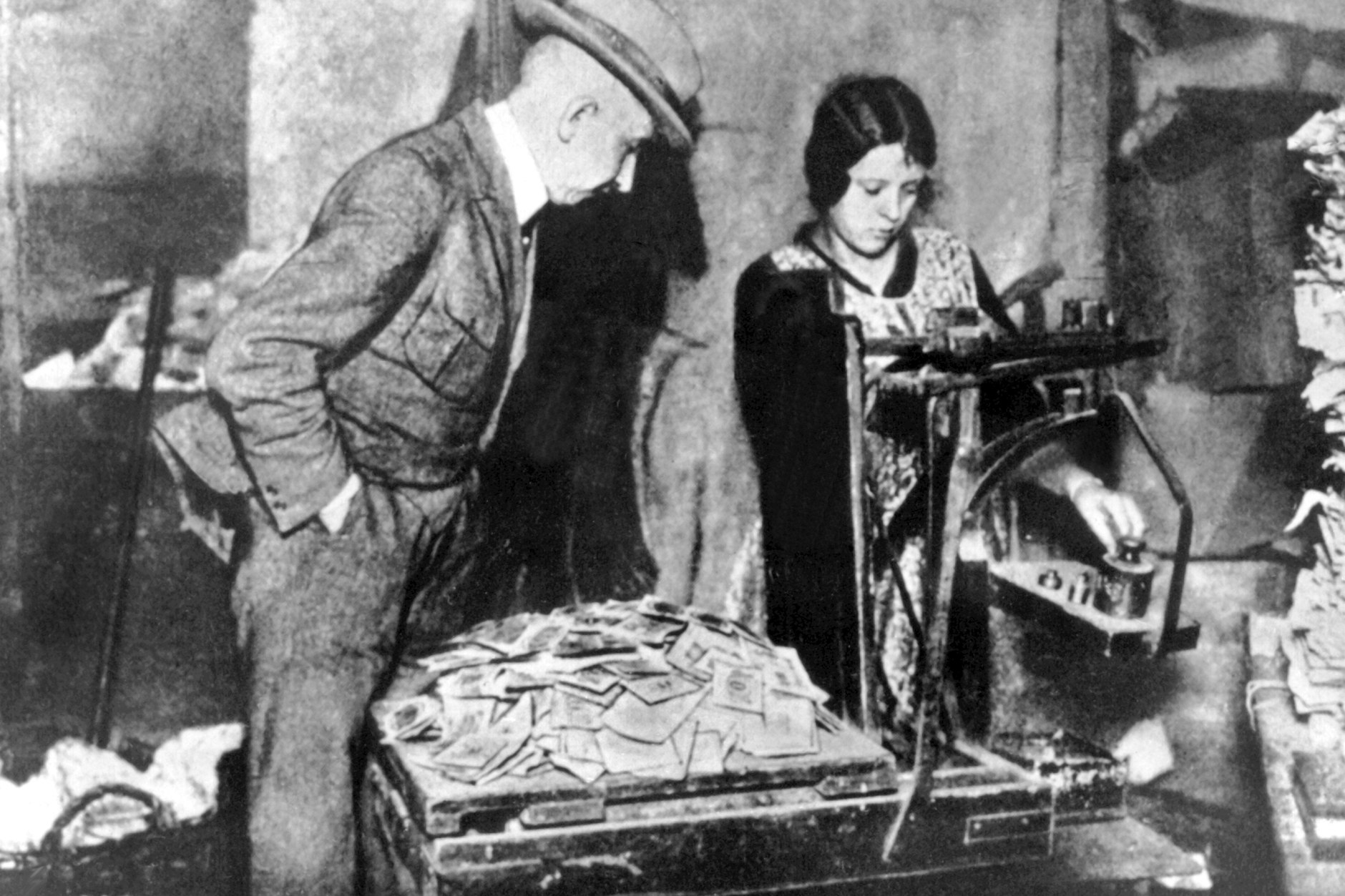 Geldscheine, die während der Inflation nur noch Makulatur waren, werden im Jahr 1923 abgewogen.