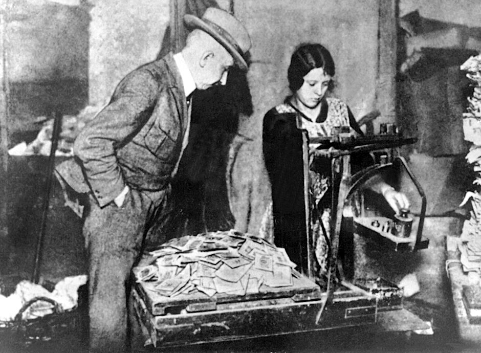 Geldscheine, die während der Inflation nur noch Makulatur waren, werden im Jahr 1923 abgewogen.