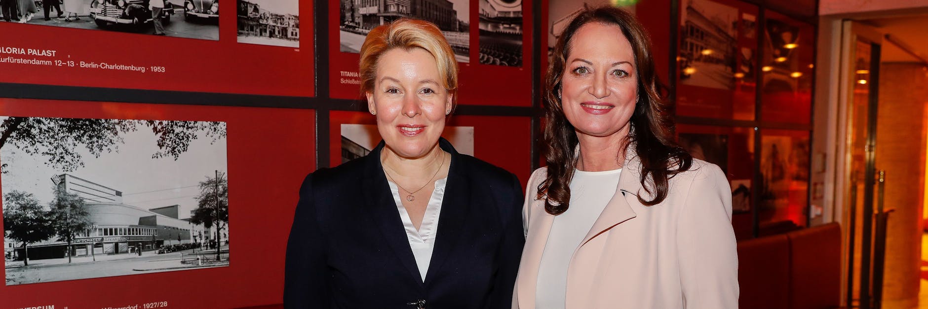 Franziska Giffey (l.) und Natalia Wörner kommen zum Special-Screening des Dokumentartfilm „A Women's Story“ in der Astor Film Lounge.
