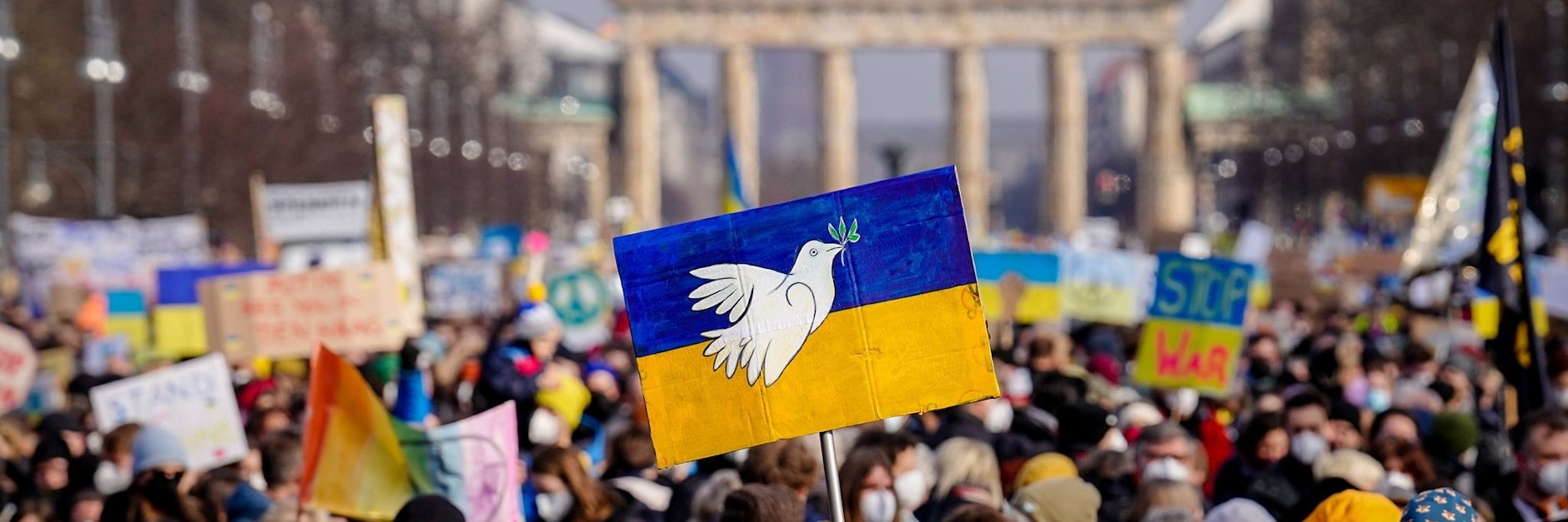 Demonstranten protestieren vor dem Brandenburger Tor gegen den Krieg in der Ukraine.
