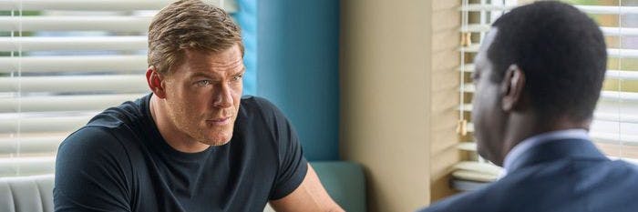 Alan Ritchson in seiner Rolle als Jack Reacher (l.) in der ersten Staffel.