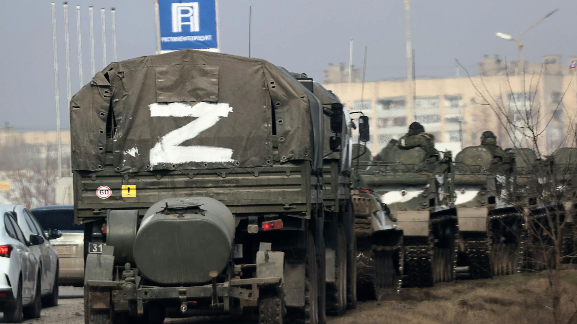 Der Buchstabe Z auf einer russischen Militärkolonne auf dem Weg in die Ukraine.