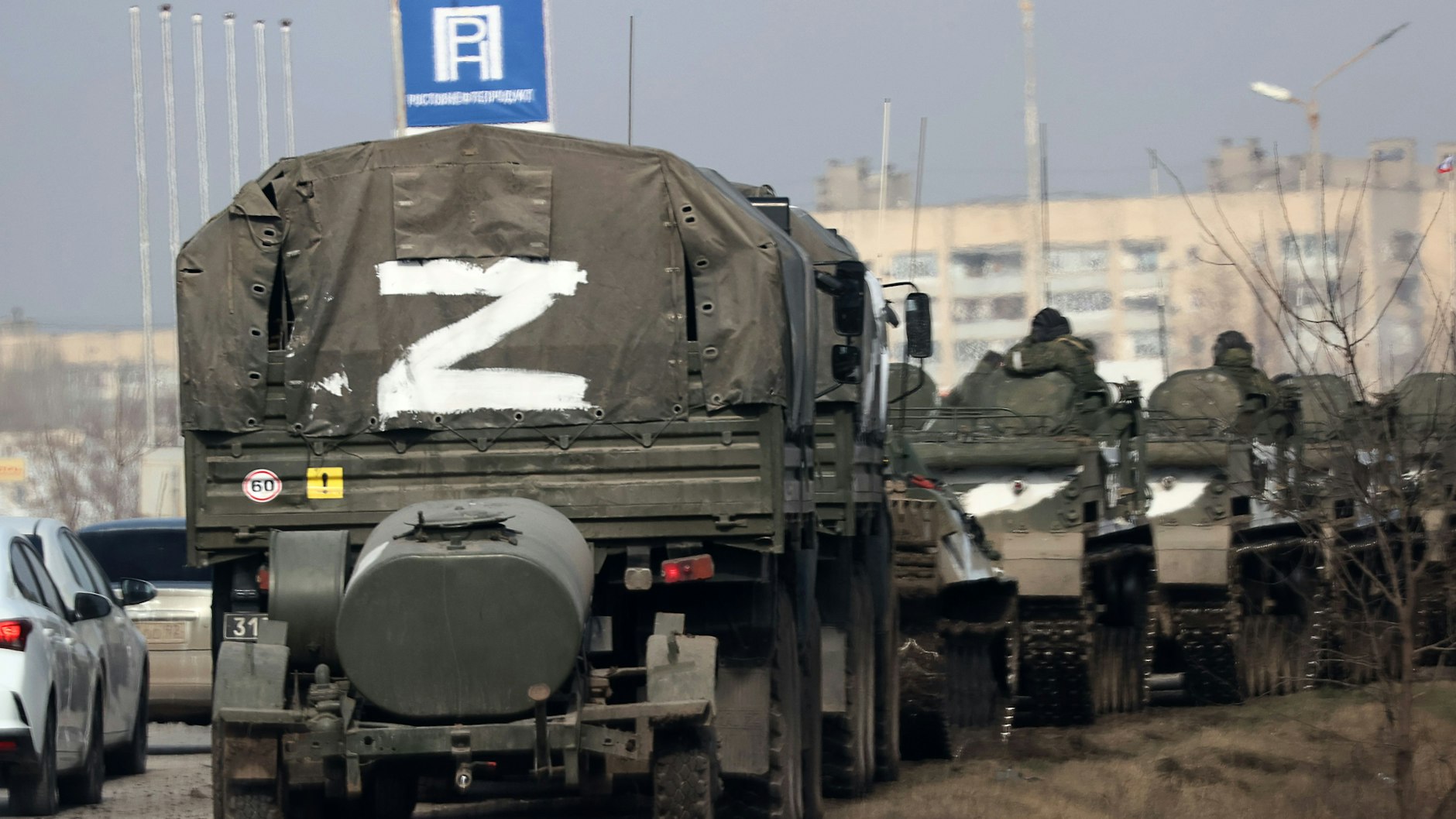 Der Buchstabe Z auf einer russischen Militärkolonne auf dem Weg in die Ukraine. 