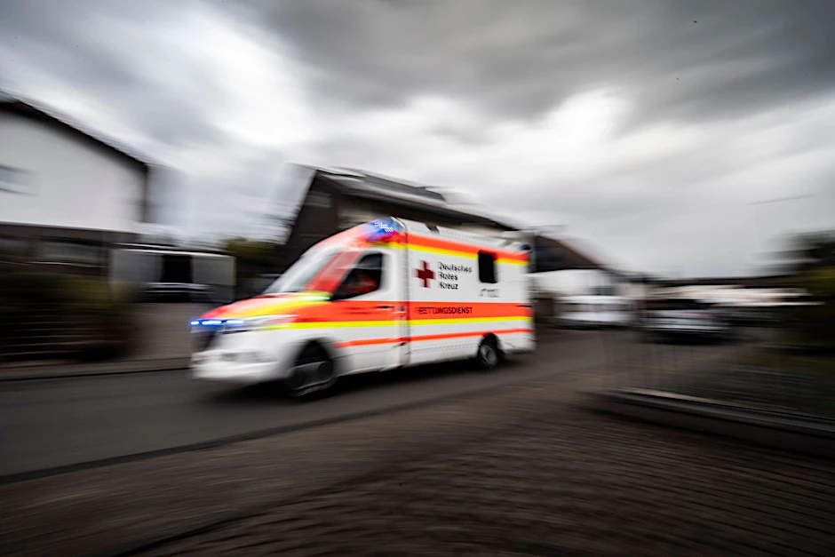 Ein Rettungswagen fährt über die Straße. (Symbolbild)